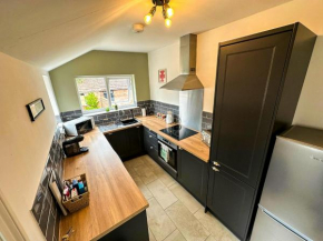 CECIL HOUSE - Stylish 2-bed, Sleeps 5 Guests, Free Parking, Close to Cathedral, Bars & Restaurants
